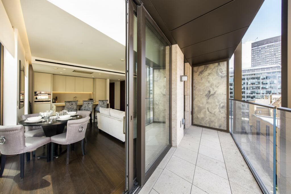 Kings Gate Walk, London, SW1E